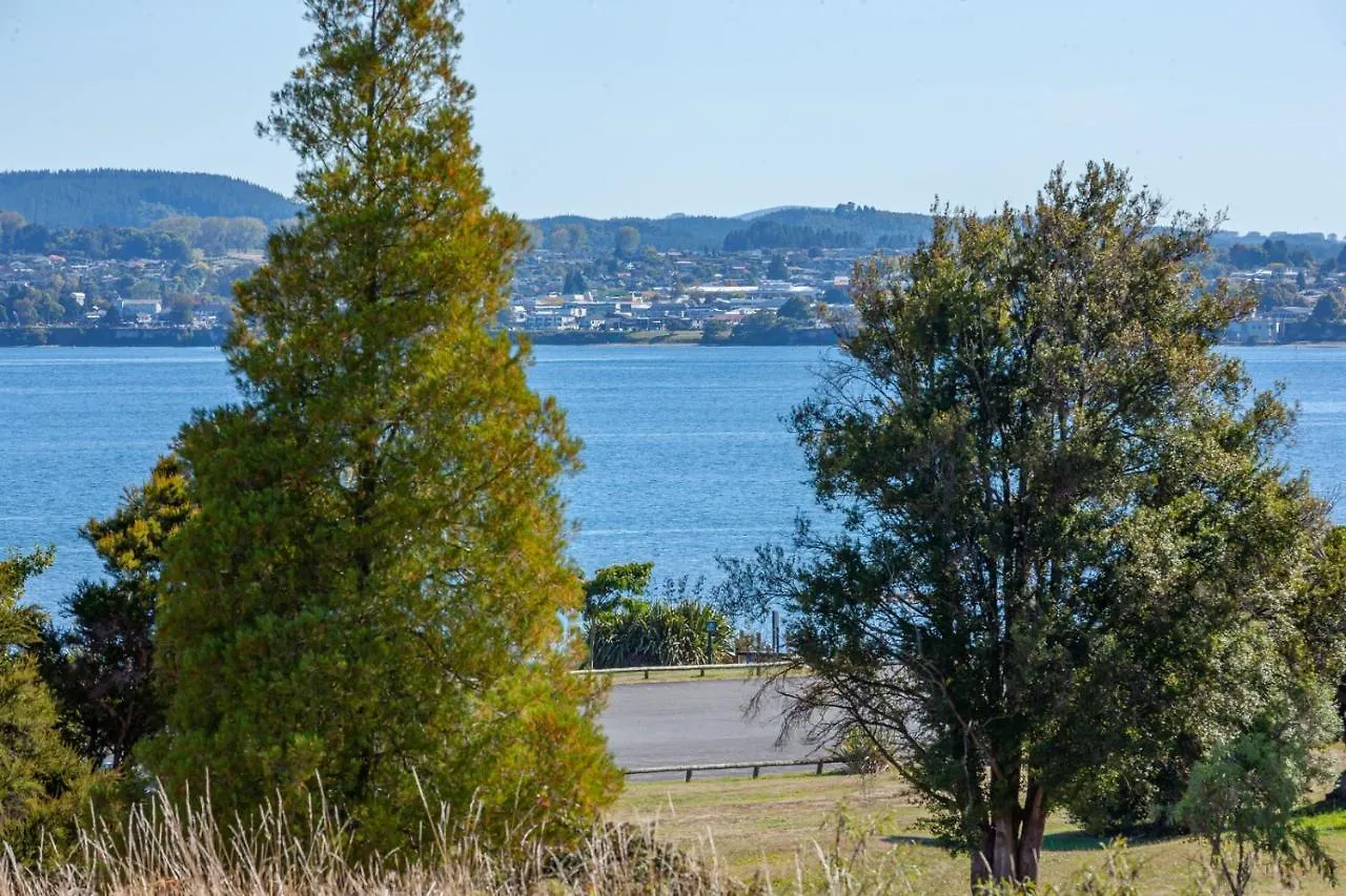 Pokaka Lake House - Wharewaka Holiday Home Taupo