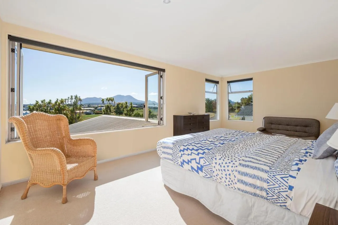 Pokaka Lake House - Wharewaka Holiday Home Taupo
